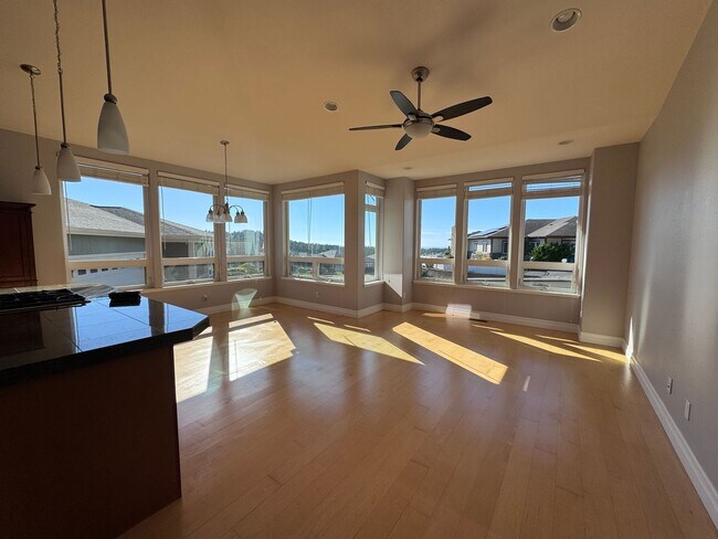 Building Photo - Amazing Bay View 3 bed/3 bath in Coos Bay