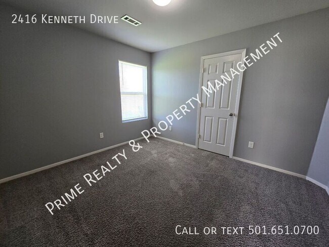 Building Photo - 2416 Kenneth Dr