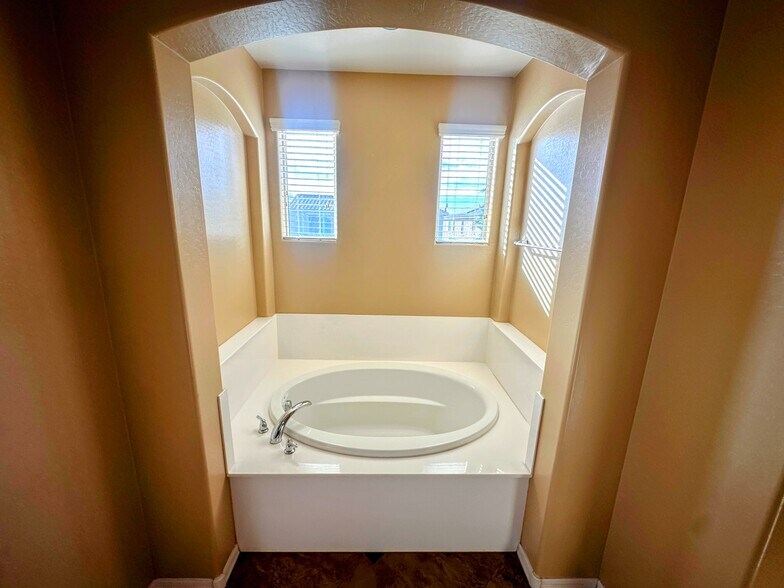 Building Photo - 4717 W Sweet Iron Pass