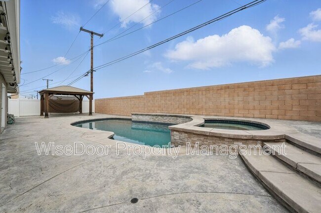 Building Photo - 387 E Nubia St