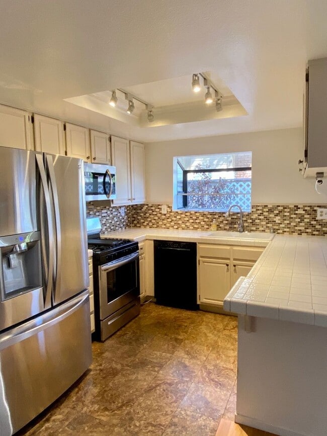 Building Photo - East Ventura - Three bedroom Townhome in R...