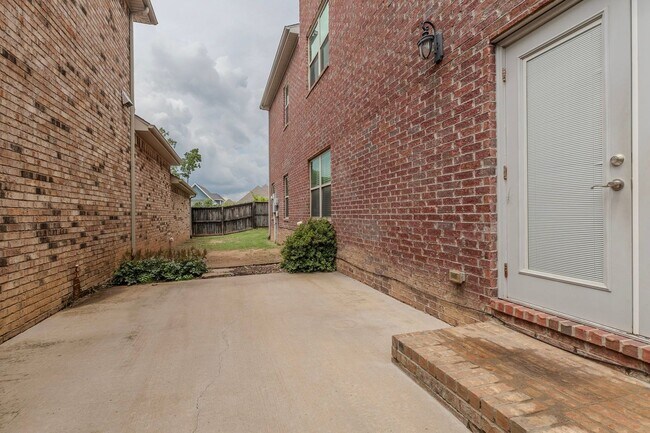 Building Photo - 545 N Salem Rd