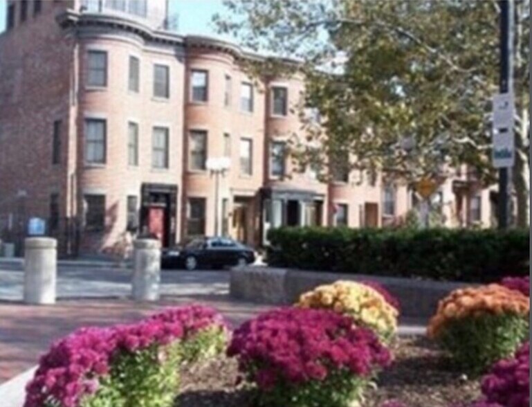 Building Photo - 219 W Newton St