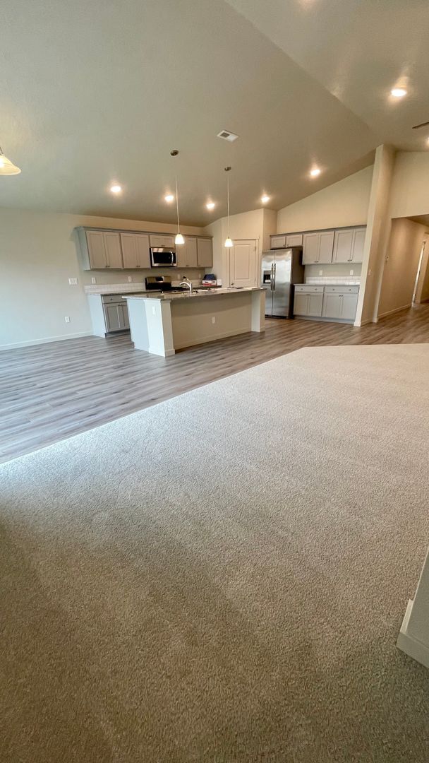 Building Photo - $2,199.00 / Large 4 bed 2 bath / 3 car gar...