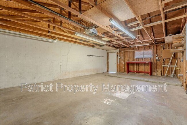 Building Photo - 1609 W Voltaire Ave