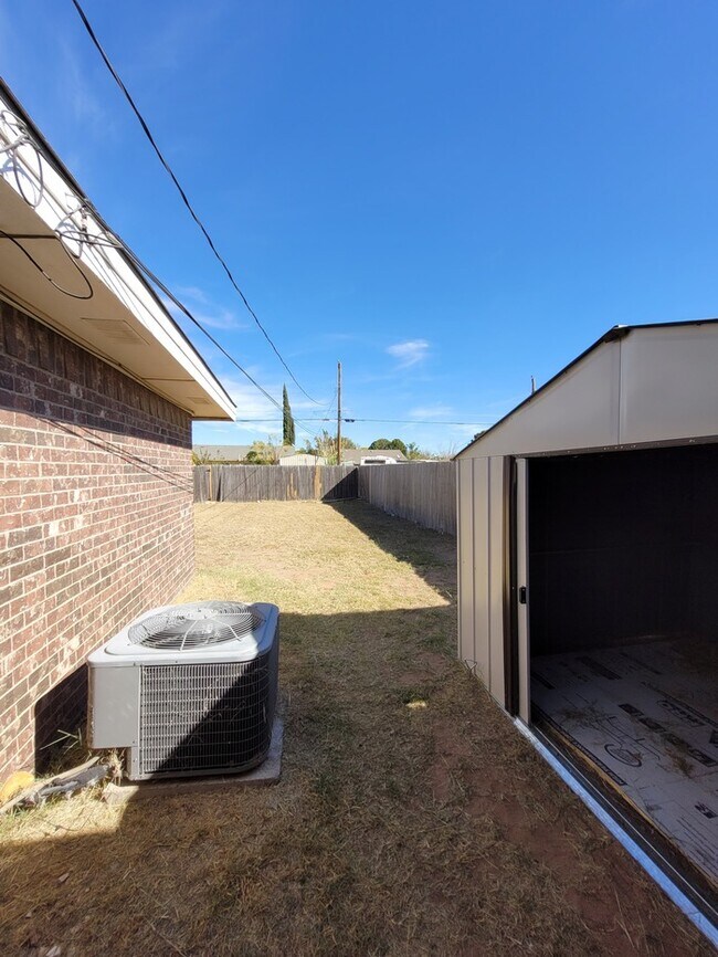 Building Photo - 3 bed 2 bath home, large backyard!