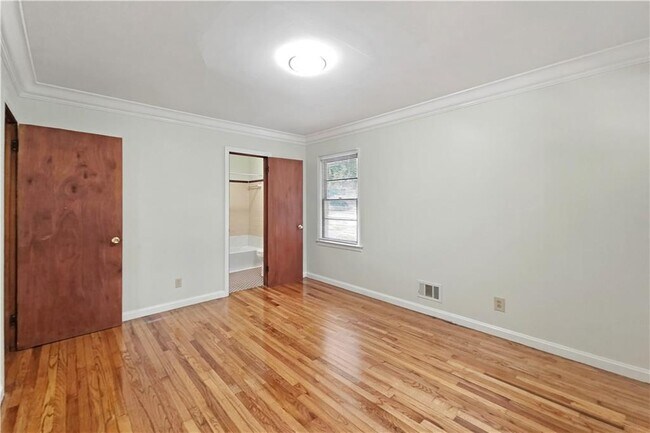 Building Photo - 2798 Dearwood Dr SW