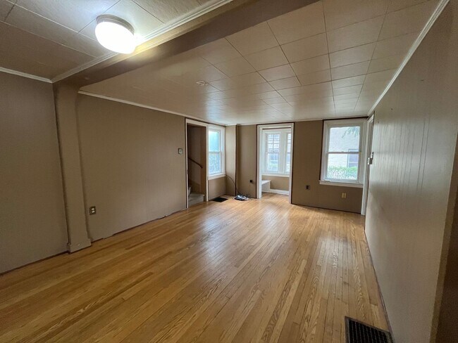 Building Photo - Spacious 4-5 Bedroom, 1.5 Bathroom 2-Story...