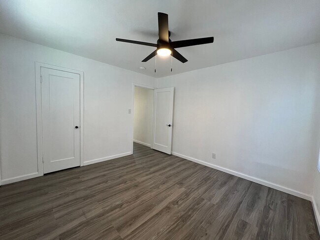 Building Photo - Fully remodeled 2 bedrooms and 1 bathroom, single-story home in Visalia, CA!
