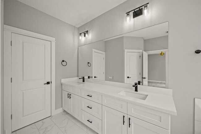 Building Photo - 823 Woodcrest Dr