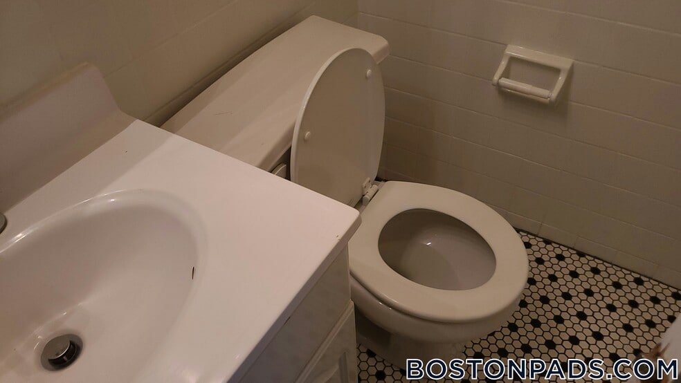 Building Photo - 24 Whites Ave