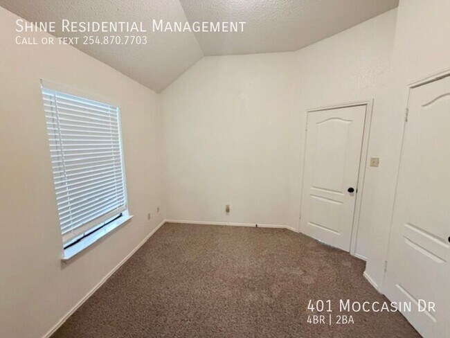 Building Photo - 401 Moccasin Dr