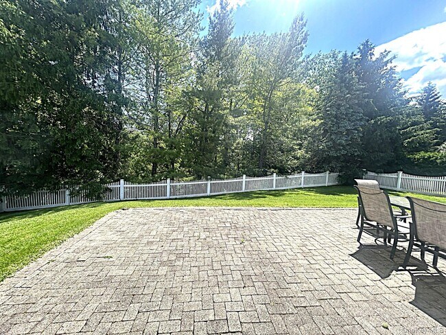 Building Photo - 80 Landmark Ct