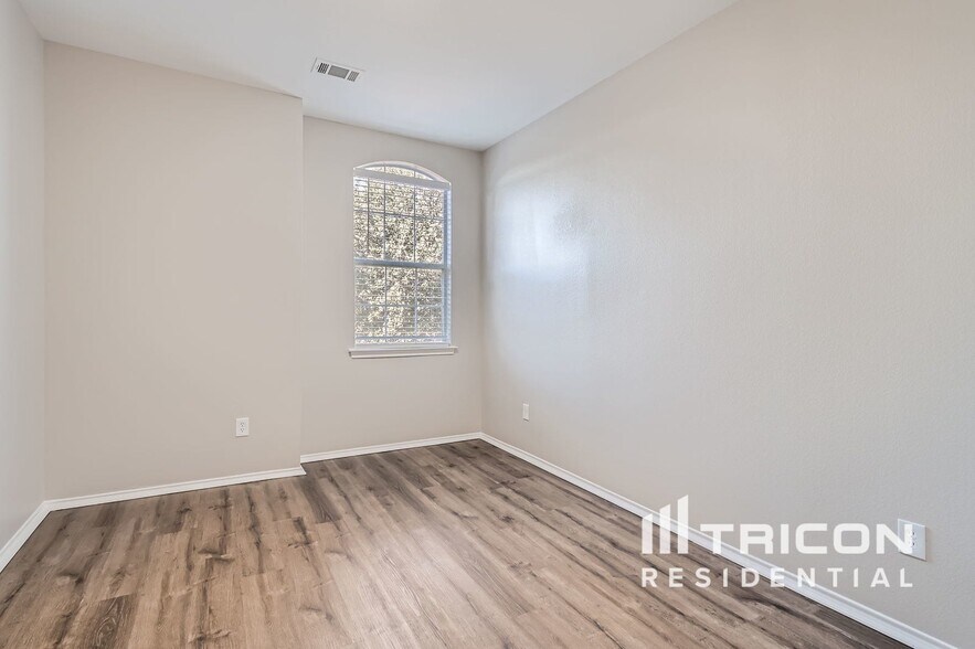 Building Photo - 1216 Juniper Ln