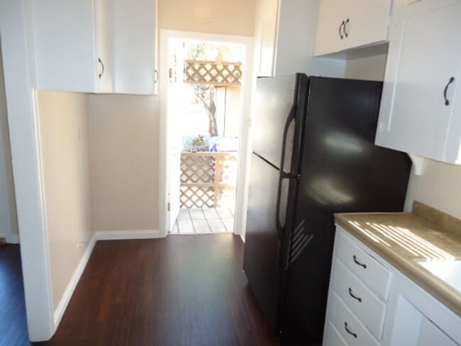 Building Photo - 2 bedroom 1 bathroom Craftsman Home locate...