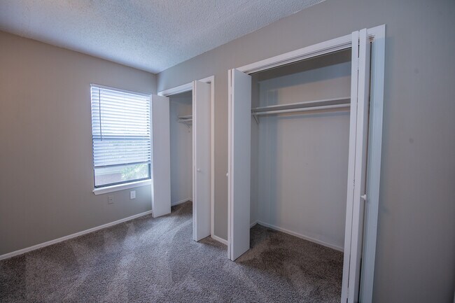 Building Photo - 2305 E Kantz Cv