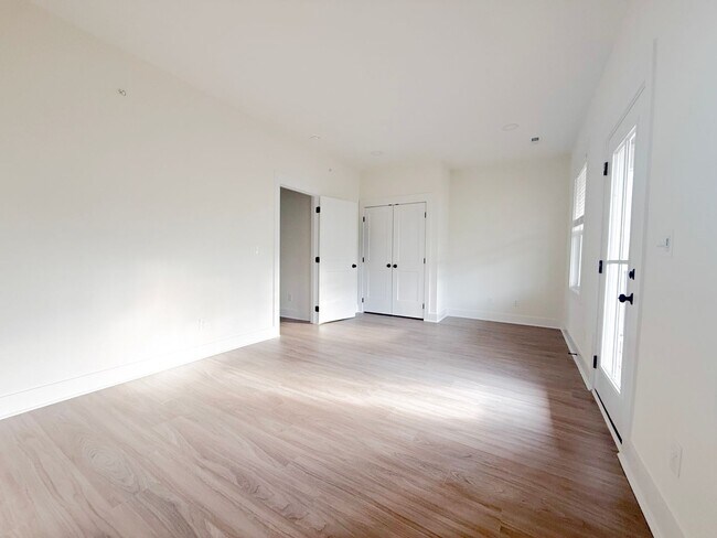Building Photo - Spacious 4-Bedroom Townhome at Highbury + Summer Special