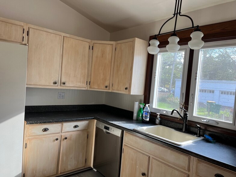 Kitchen - 122 E 4th St