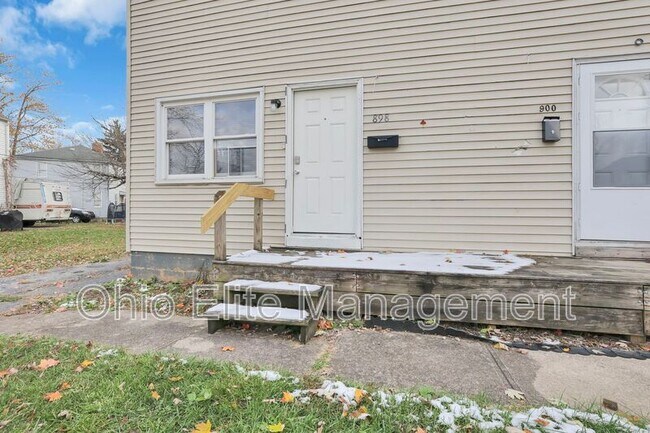 Building Photo - 898 Racine Ave