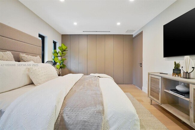 Building Photo - 3343 NE 166th St