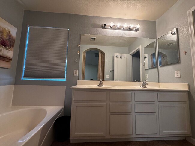 Building Photo - 4 BEDROOM WITH POOL IN DYNAMITE RANCH