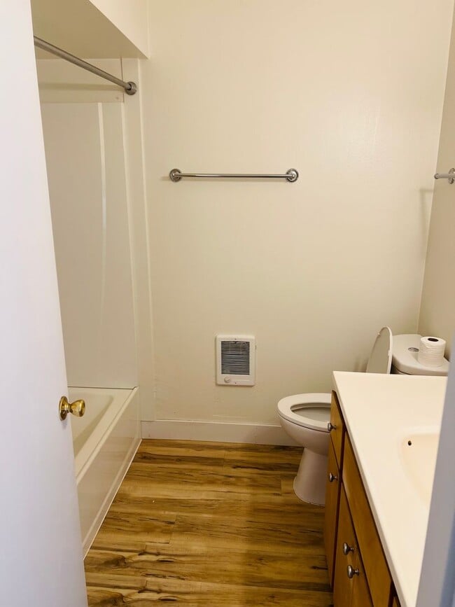 Building Photo - 2Bed/1Bath Second Floor Apartment in Brooklyn Neighborhood