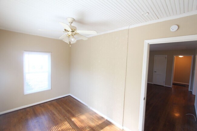 Building Photo - 3 Bedroom, 1 Bath! New on the Market!!  Co...