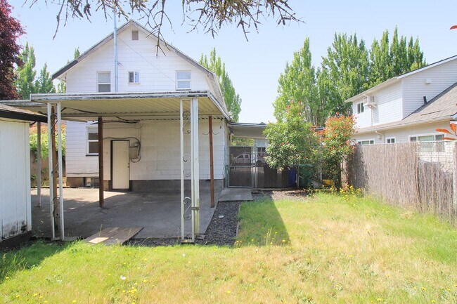 Building Photo - UNIVERSITY LIVING - Beautiful 5 Bedroom Ho...