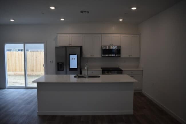 Building Photo - 4472 N San Miguel Ave