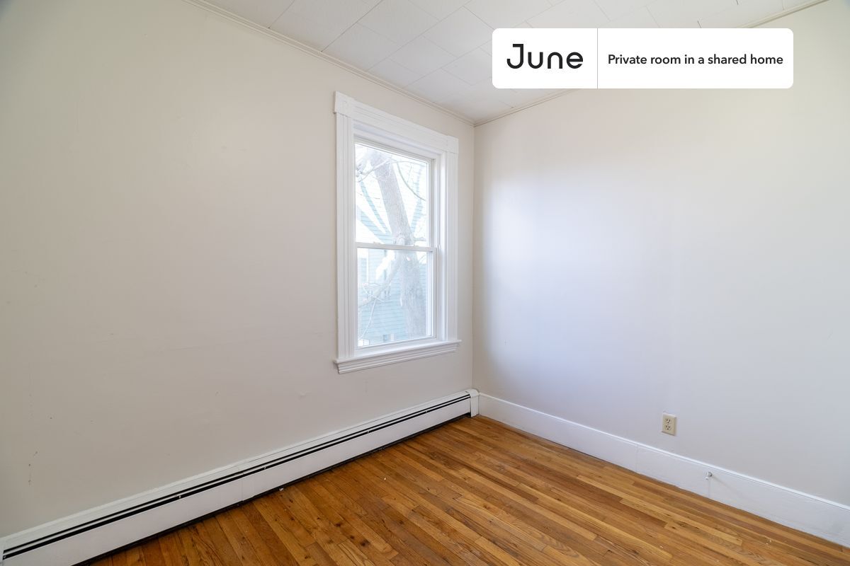 Building Photo - Private bedroom in 3 bed/1 bath Home