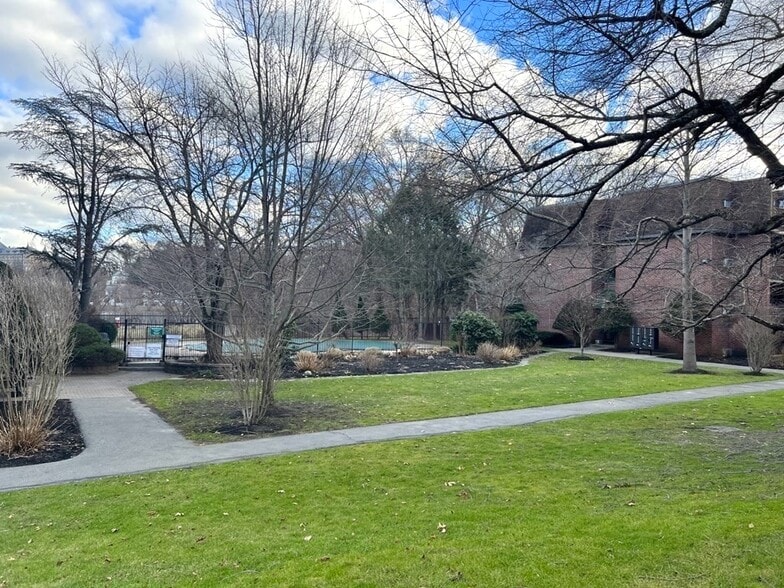 Building Photo - 140 Kenrick St