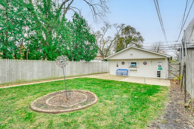 Building Photo - 1540 Fowler Ave