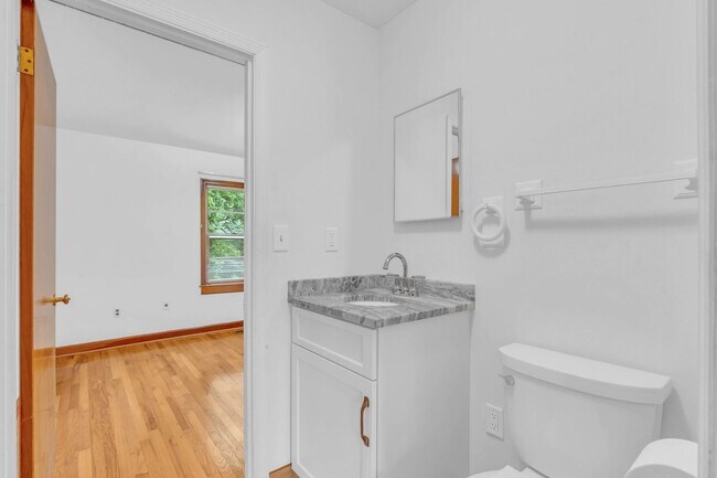 Building Photo - Historic Charmer on Signal Mountain!