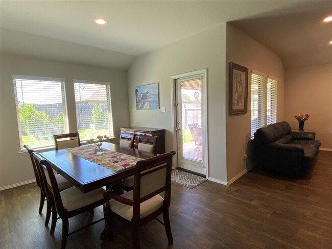 Building Photo - 3935 Country Club Dr