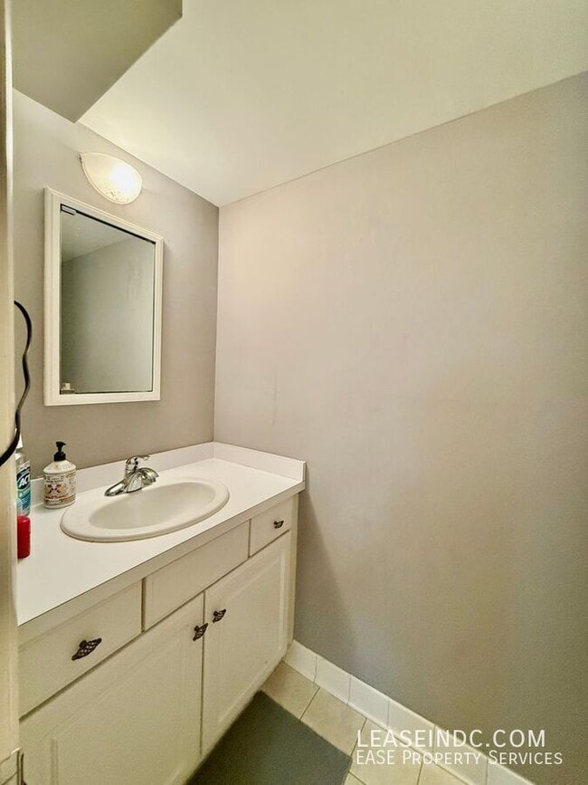 Building Photo - 6424 Hollins Dr