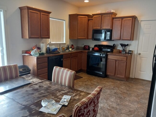 Building Photo - Charming 3-Bedroom Home in Prime Pullman L...