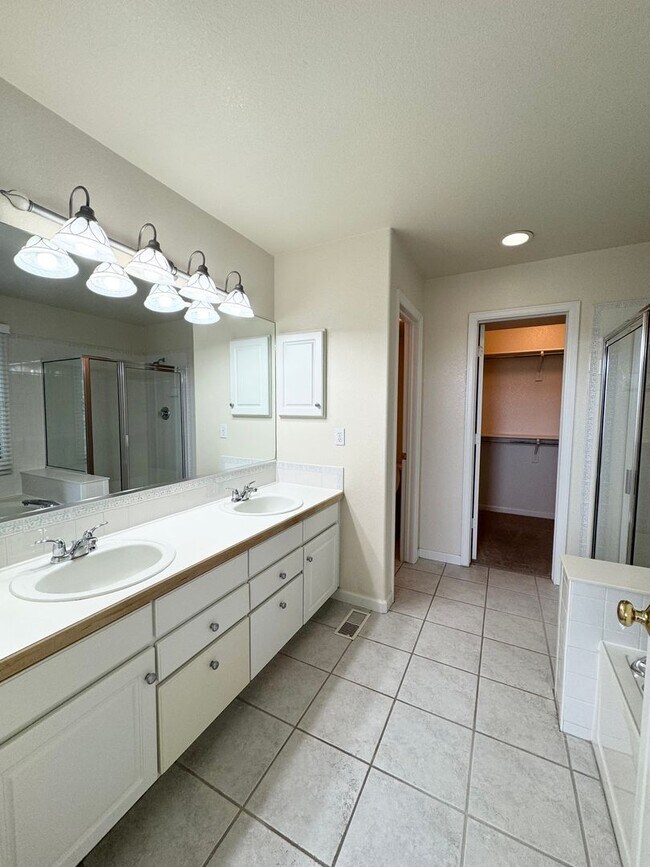 Building Photo - Stunning 4 Bedroom, 3.5 Bath with 3 car attached garage Home in Paragon Estates in Fort Collins, CO