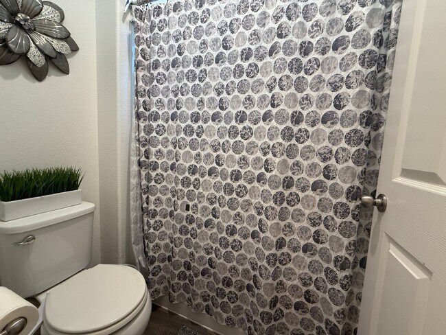 Building Photo - Must See! Fully furnished 3 bedroom, 2 bat...