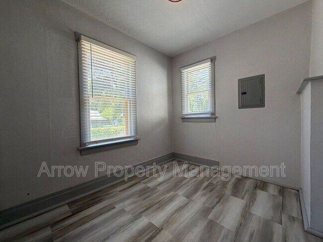 Building Photo - 845 S 29th St