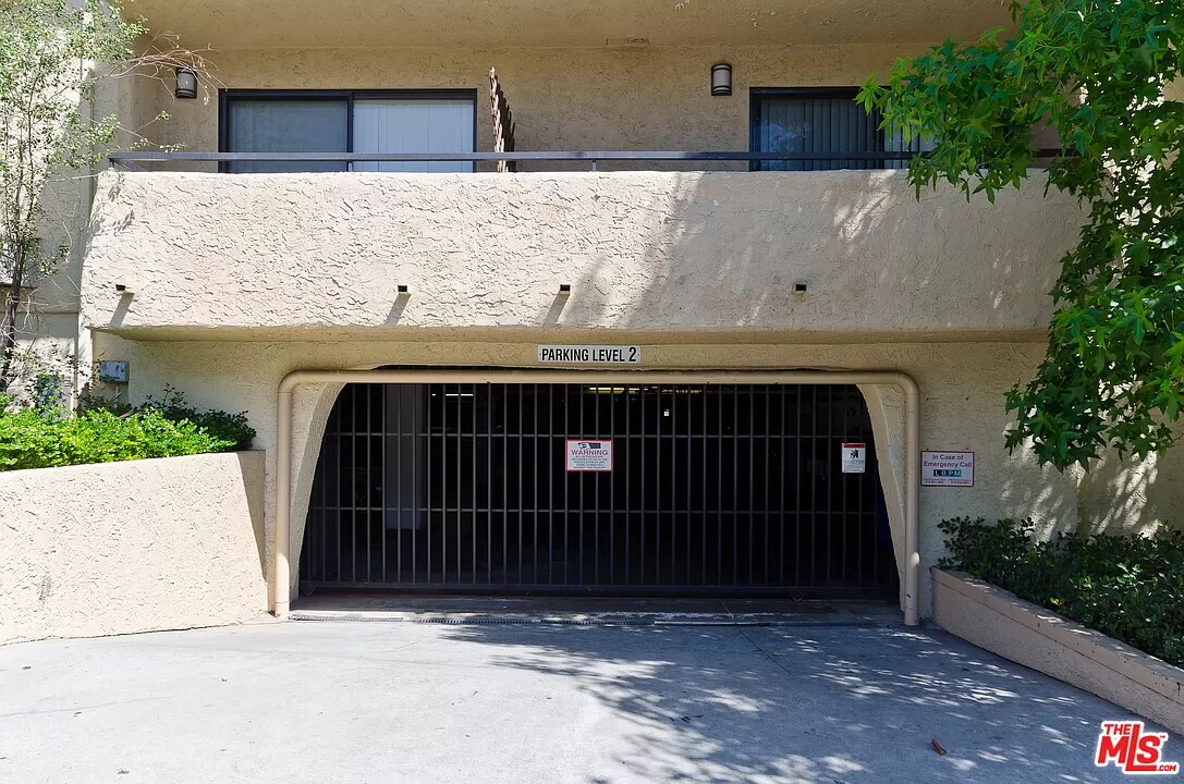 Building Photo - 10982 Roebling Ave