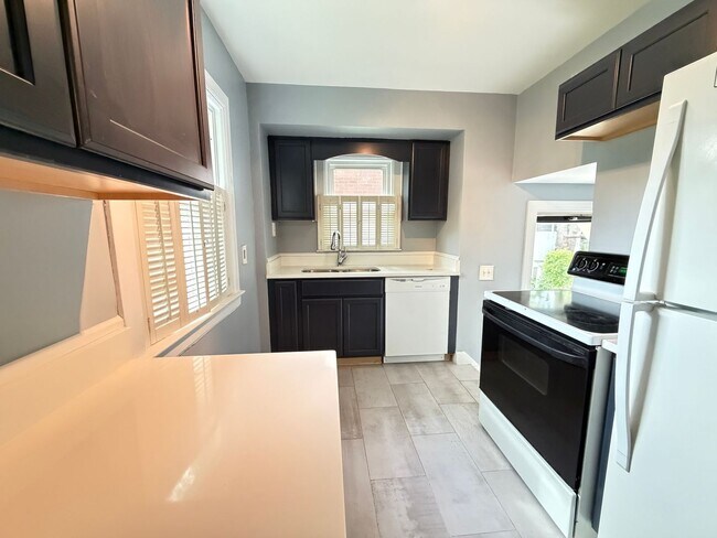 Building Photo - 3 Bedroom Home With A  Basement And Large Back Yard