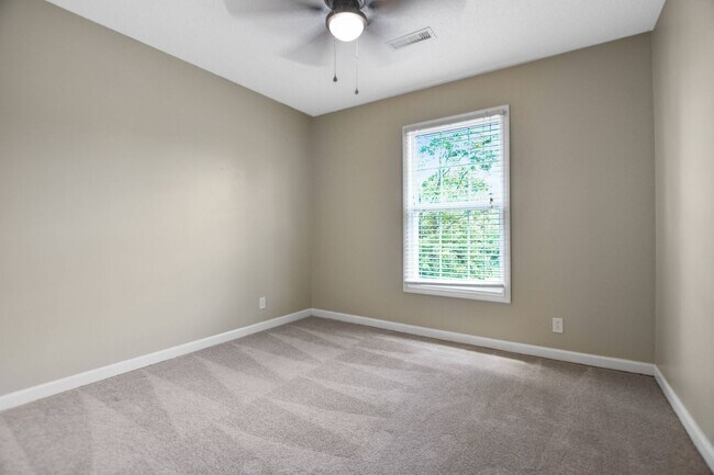 Building Photo - Pet Friendly Three Bedroom!