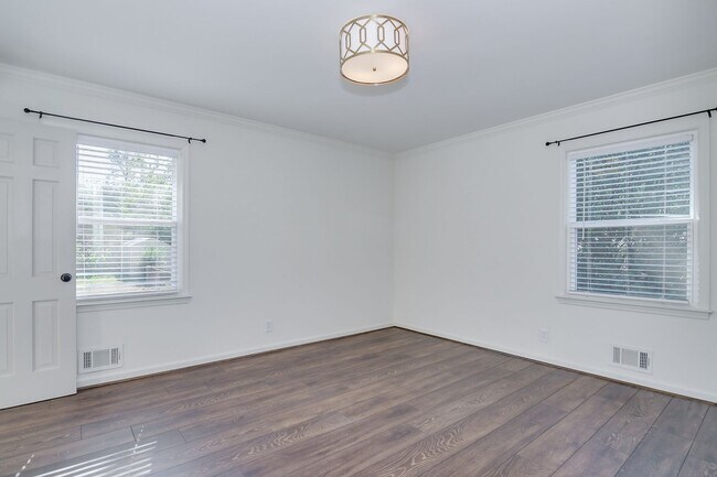 Building Photo - Southern Charm Brick Ranch Home