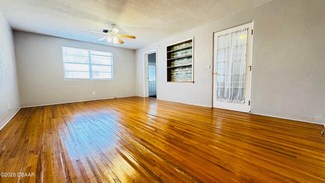 Building Photo - 921 N Wild Olive Ave