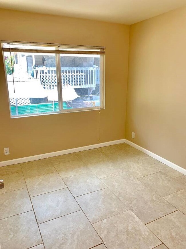 Building Photo - 3 bedroom, 2 bathroom, 1 parking in Salt L...