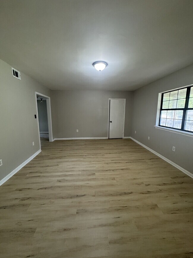 Building Photo - Renovated 3-Bedroom Ground-Floor Apartment