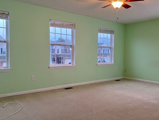 Building Photo - Charming 4 Bedroom/2.5 Bathroom in White M...