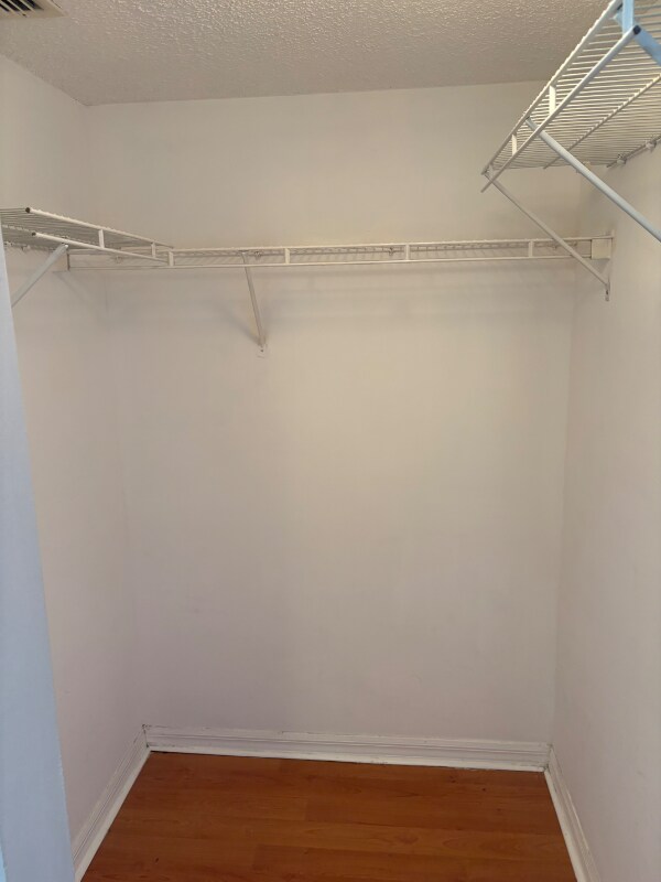 Building Photo - 900 Crestwood Ct S