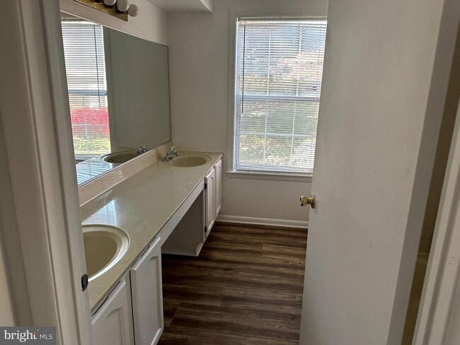 Building Photo - 102 Sequoia Ct