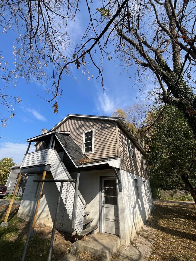 Building Photo - 4-Bedroom, 1-Bath Single Family Home